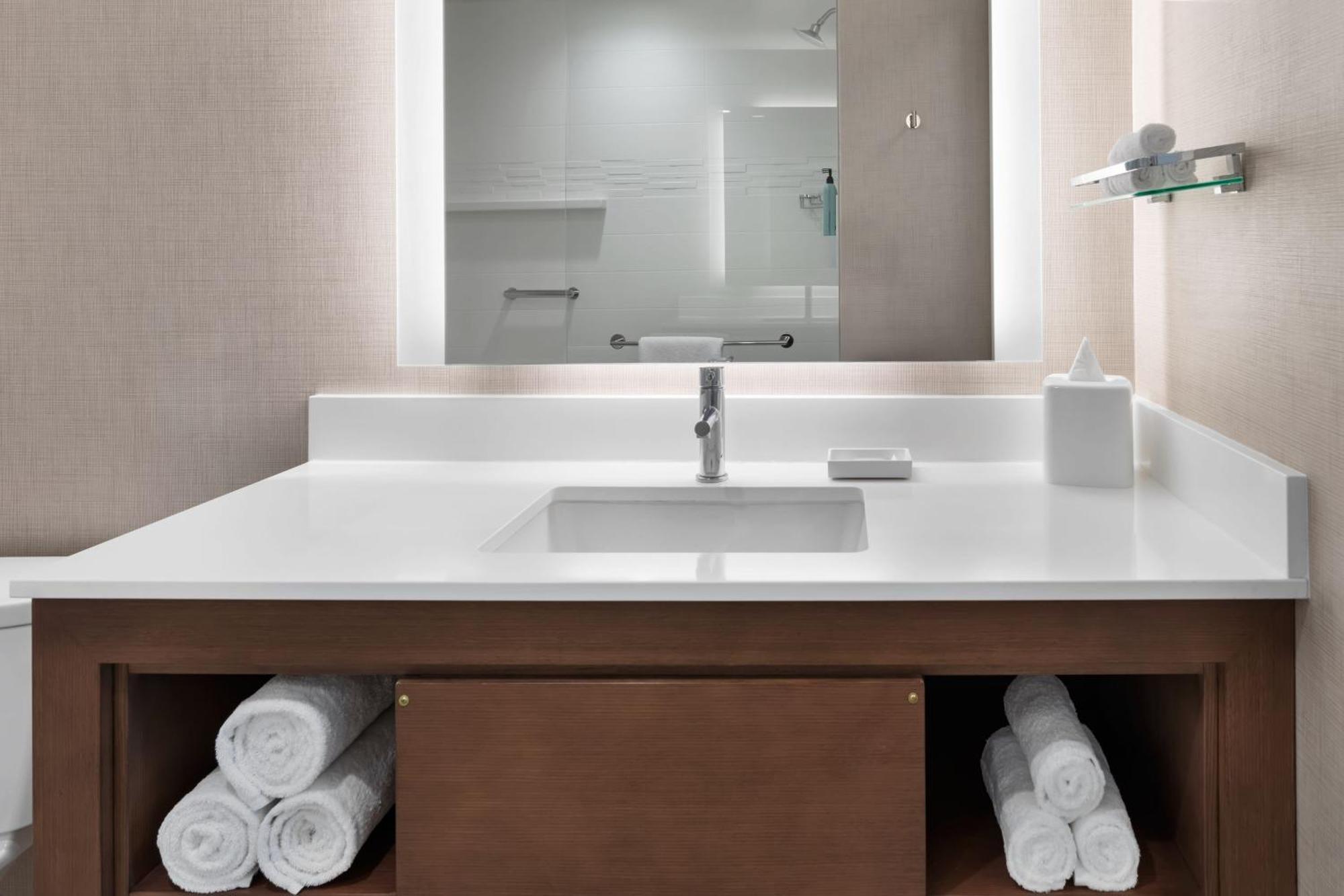 By Marriott Marina Del Rey